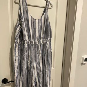 100% linen jumpsuit. Cropped, wide leg, peephole back with buttons